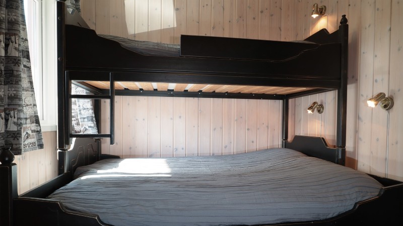 Familjesäng med 150cm bred underslaf. För att bo 6 personer i denna enhet delas underslafen av 2 personer.